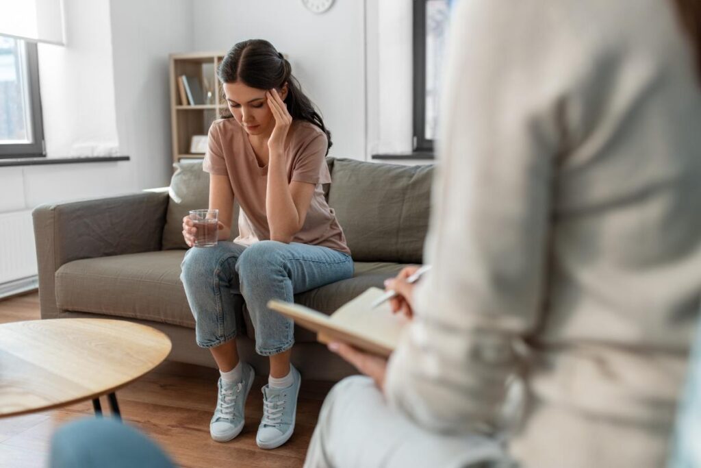 Therapist and patient discuss signs of prescription drug abuse