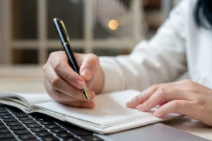 A person makes a gratitude list to practice gratitude in addiction recovery.